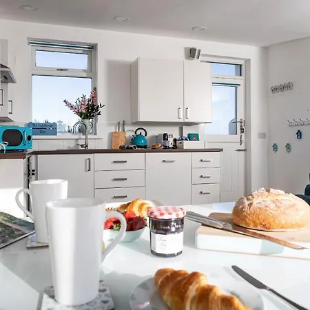 Finest Retreats - The Lighthouse Hide * Rampside