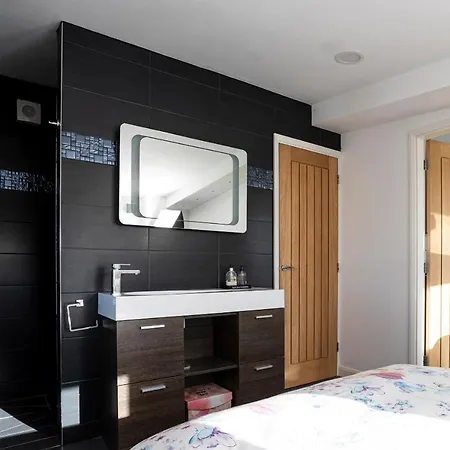 Finest Retreats - The Lighthouse Hide